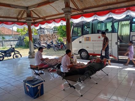 Donor Darah di Balai Desa Banyupoh